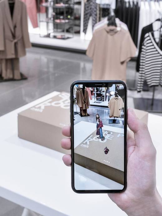 Das virtuelle Model taucht via AR-App im Zara-Shop auf.