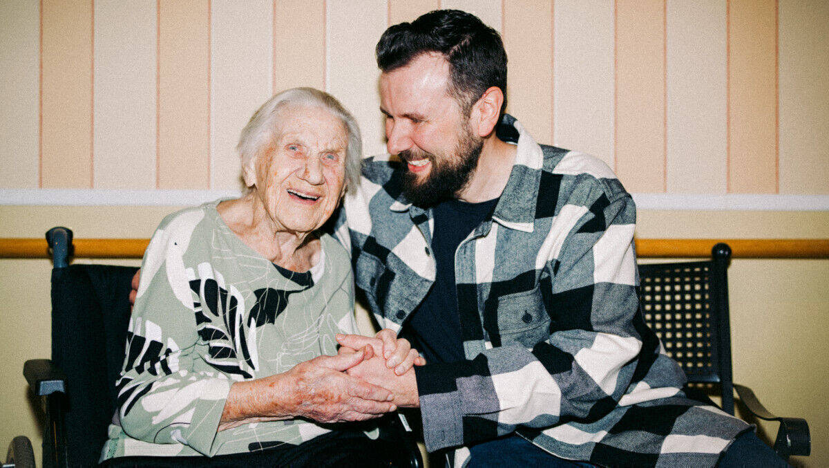 Oma Gerda und Tim Hartwig kurz nach ihrem 100. Geburtstag