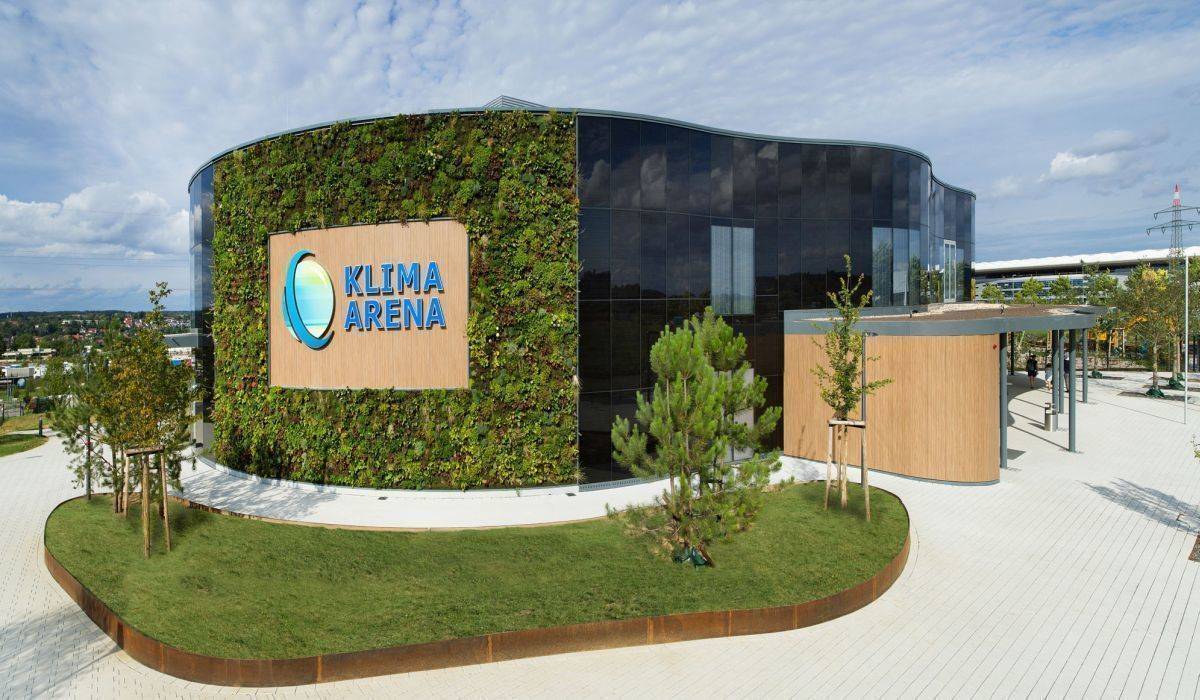 Die Klima Arena wurde als Plusenergie-Gebäude errichtet – teils mit einer Photovoltaikfassade und begrünten Elementen. 