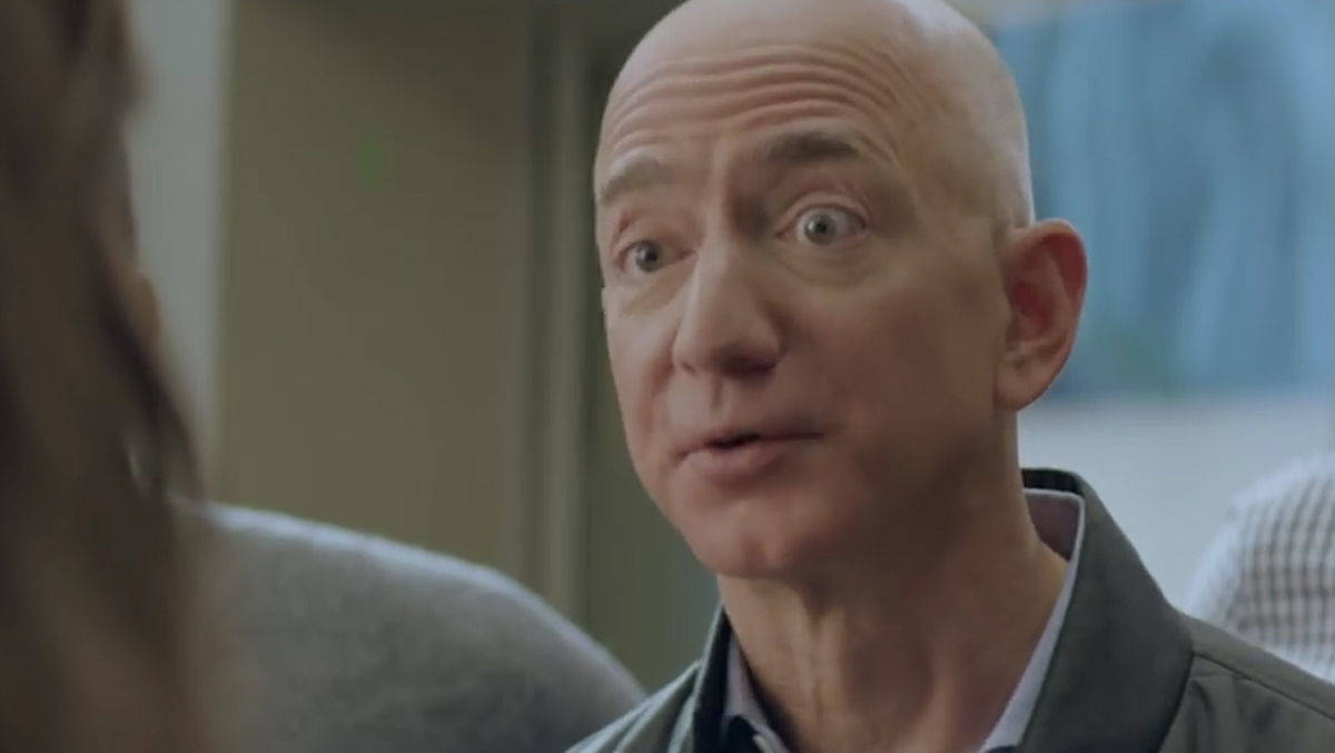 Jeff Bezos zeigt schauspielerischs Talent.