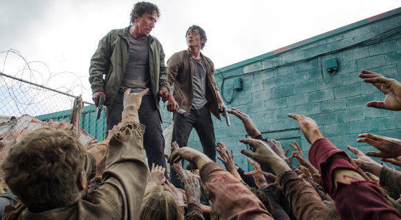 Kein Spaß, wenn die Beißer kommen: Szene aus Staffel sechs von "The Walking Dead" (RTL II). In ähnliche Situationen brachten sich die Jungs aus dem Live-Game von Achtung.