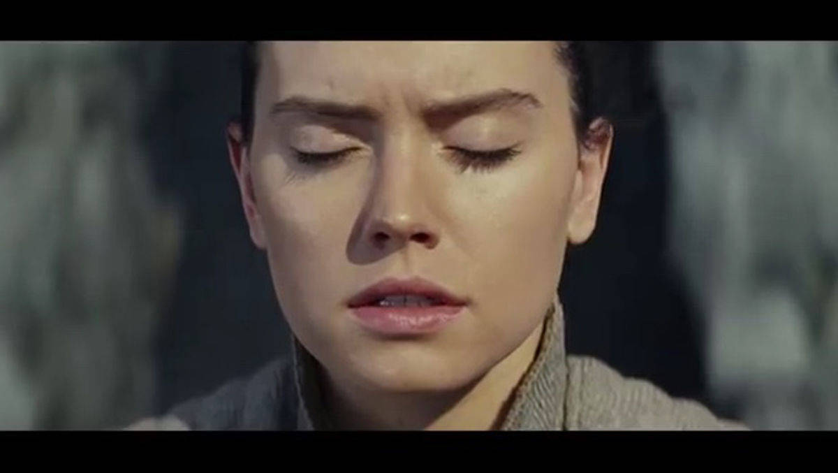 Rey (Daisy Ridley) lernt den Umgang mit der Macht: Der neue "Star Wars"-Trailer ist da. Und schon ein Hit im Netz.