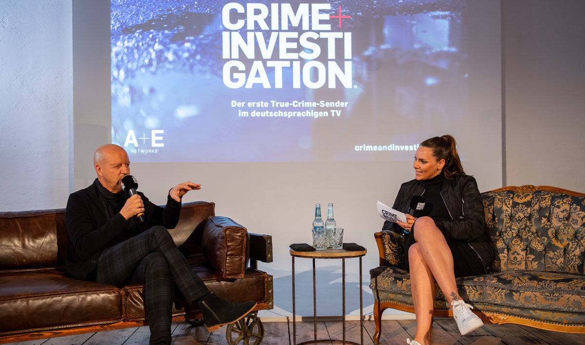 Sender-Präsentation von Crime + Investigation: Senderchef Andreas Weinek und Moderatorin Esther Sedlaczek.