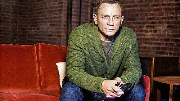 JvM holt Daniel Craig: Da sitzt 007 und lässt seine Agentenkarriere fürs große Binge Watching bei Giga TV sein. 