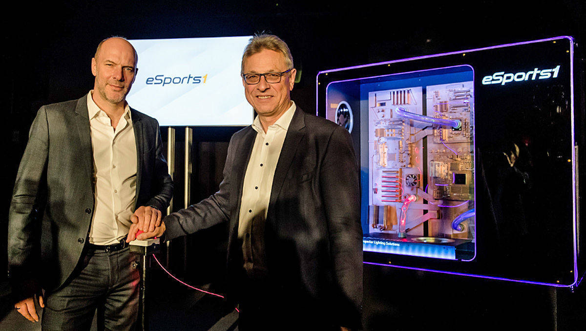 Sport1-Chef Olaf Schröder (l.) und  BLM-Präsident Siegfried Schneider geben den Startschuss für eSports im Pay-TV. 
