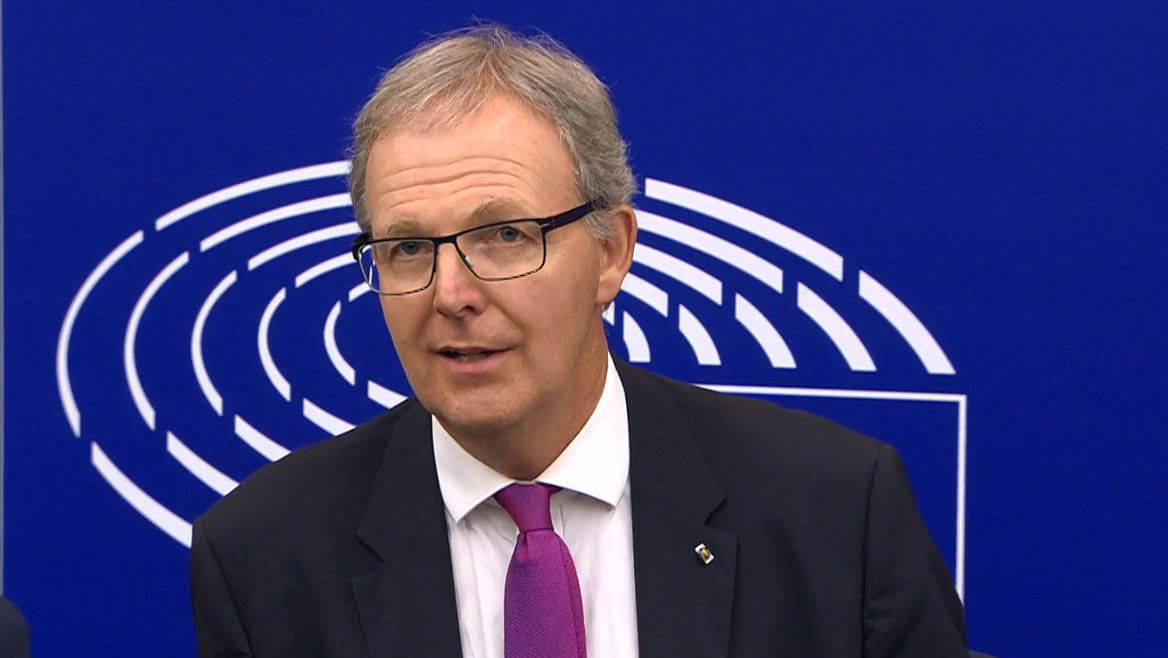 Berichterstatter Axel Voss in der Pressekonferenz des EU-Parlaments. 
