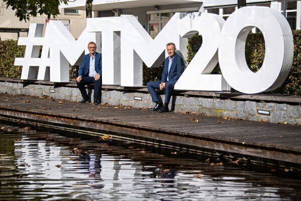 Siegfried Schneider (li.), Präsident der Bayerischen Landeszentrale für neue Medien (BLM) und Stefan Sutor, Geschäftsführer der Medien.Bayern GmbH, stehen an dem Hashtag "#MTM20" für die Medientage München 2020. 