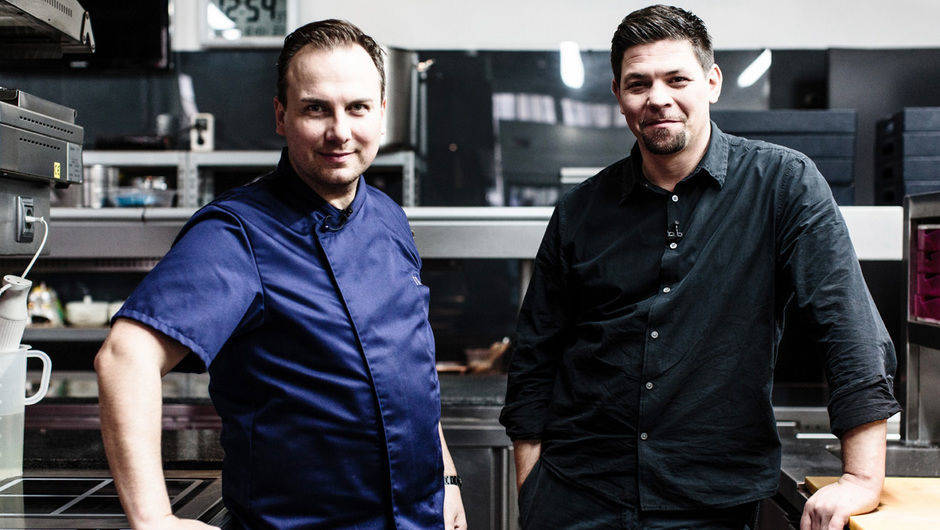 Kulinarischer Wettstreit: Tim Raue (l.) und Tim Mälzer im Finale von "Kitchen Impossible" (Vox).