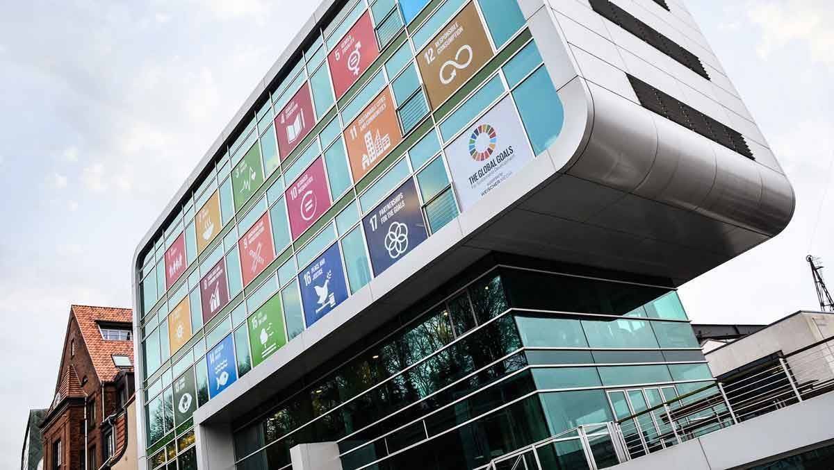 Die 17 Nachhaltigkeits-Ziele der UN zierten bereits 2016 die Firmen-Fassade von Weischer Media.